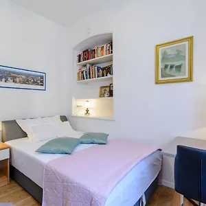  Apartment Bird Lamp Luxury Bacvice, Croatia